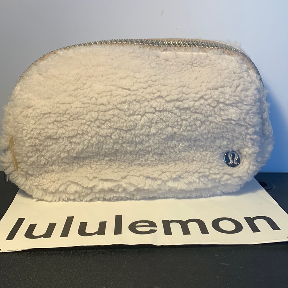 NWT LULULEMON FLEECE EVERYWHERE BELT BAG WHITE OPAL/TRENCH - Picture 3 of 5